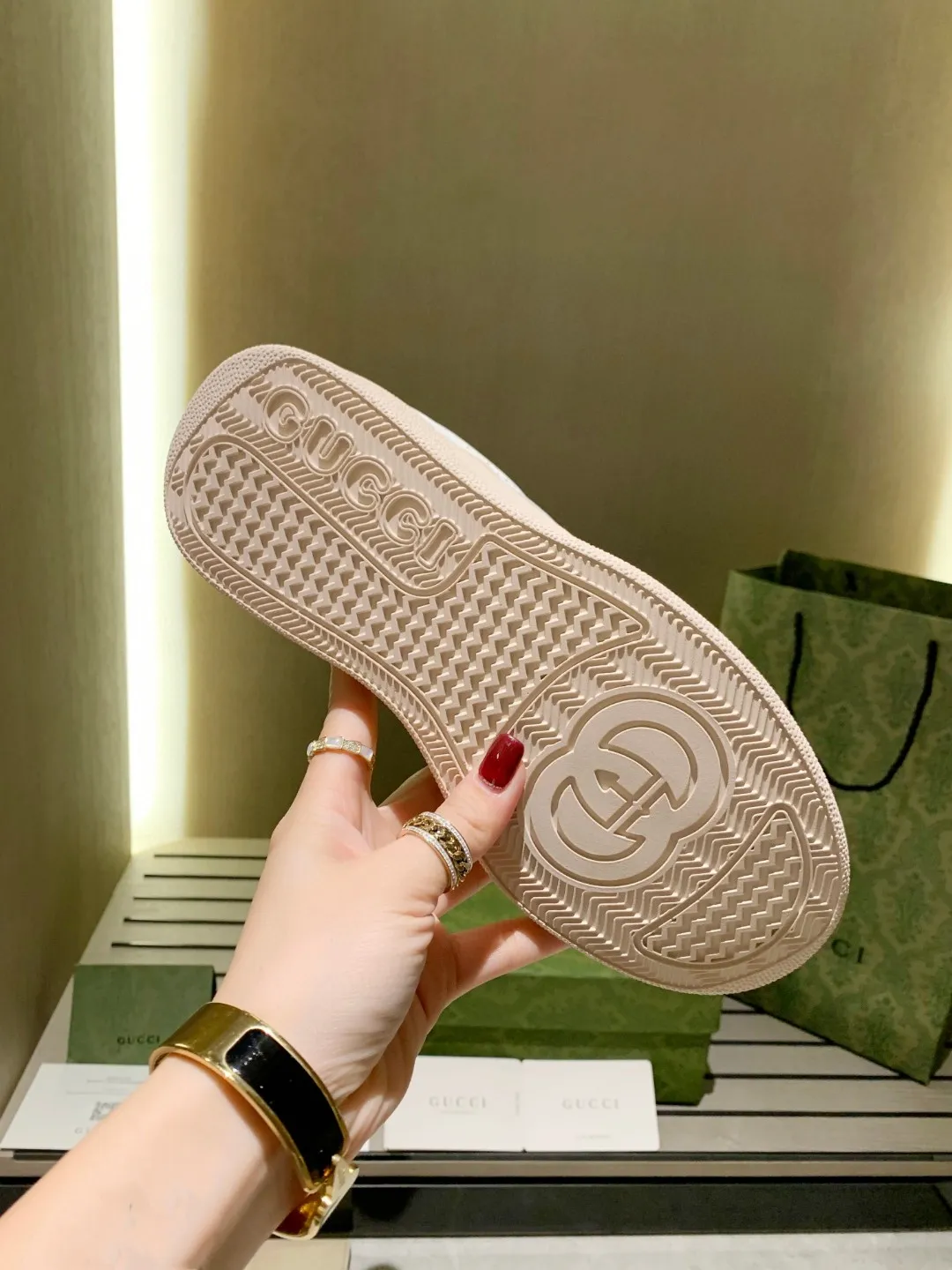 👟👟Ex-factory price 560👟👟 Men's size +10 Gucci2022 spring and summer new casual sports white shoes, purchasing version of the original version with a one-to-one molded IP light material sole! Upper calfskin, lining calfskin, foot pads calfskin. Complete purchasing version. Code number: female 35-40#, male 39-44# (45 customized)